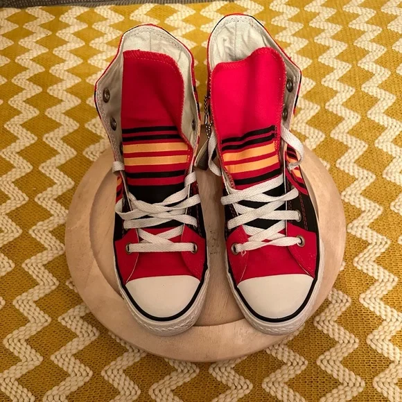Women’s high top Converse sneakers size 7 - Picture 2 of 6